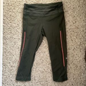 Lululemon Cropped Leggings in Hunter Green Size 0 or 2